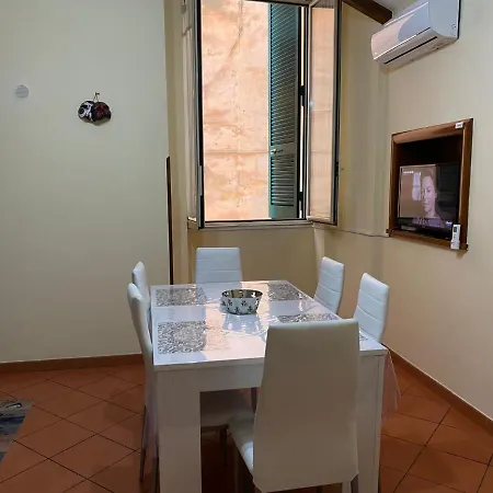 In Love: Vicoletto Dei Presepi Naples